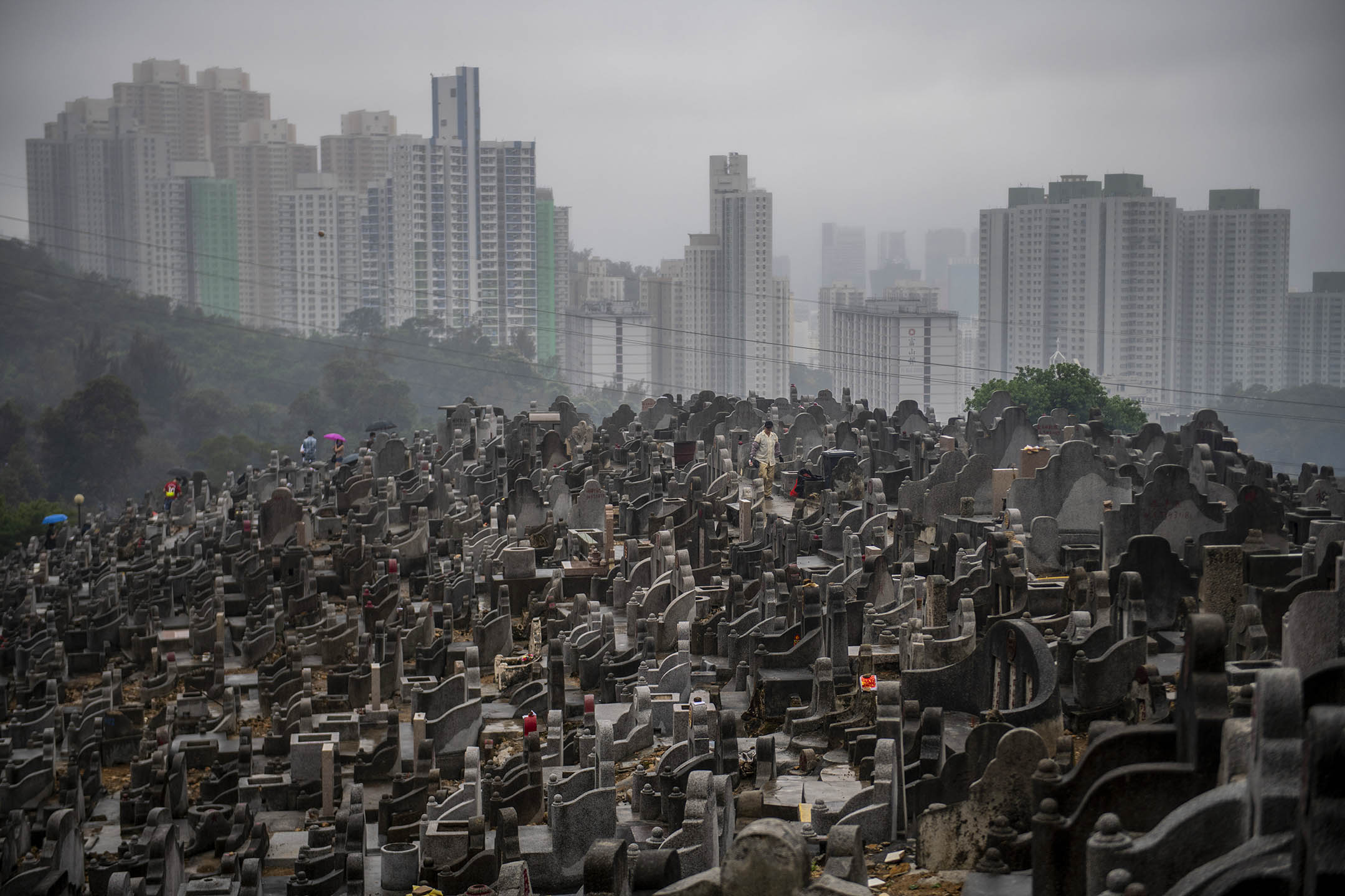 2021年4月4日,香港,清明節期間人們在墓地祭奠。