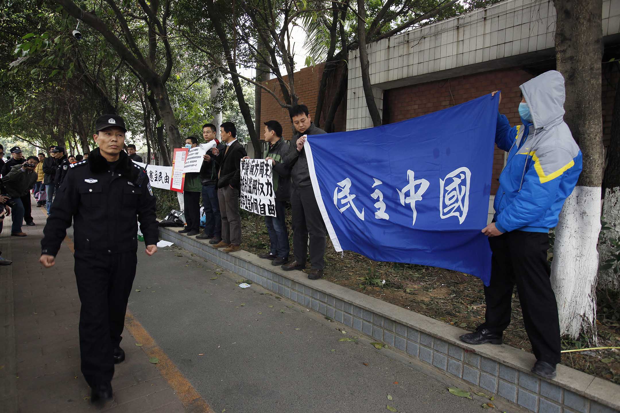 2013年1月9日,廣州,《南方周末》的支持者在《南方周末》的辦公室外聲援。