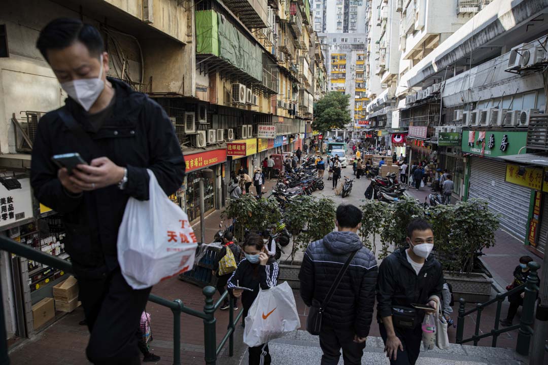 2023年1月6日,人们在澳门关闸附近的商店购物。