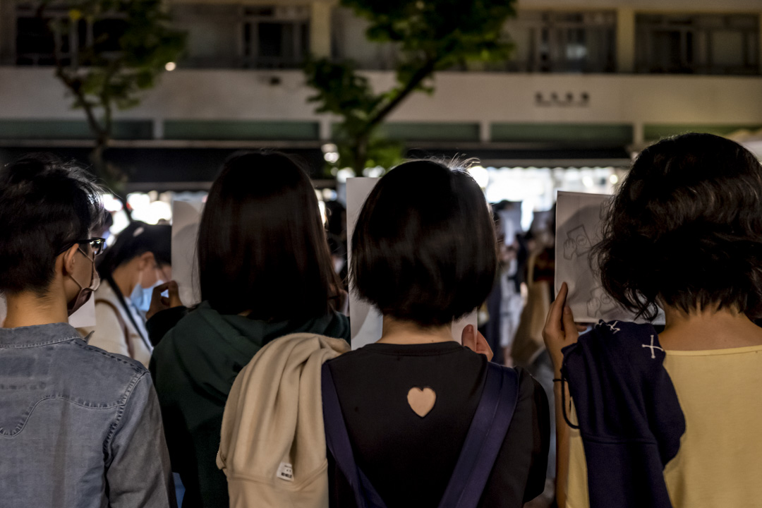 2022年11月28日,香港中文大學學生響應號召,近60人聚集於文化廣場,手持白紙聲援大陸抗議。
