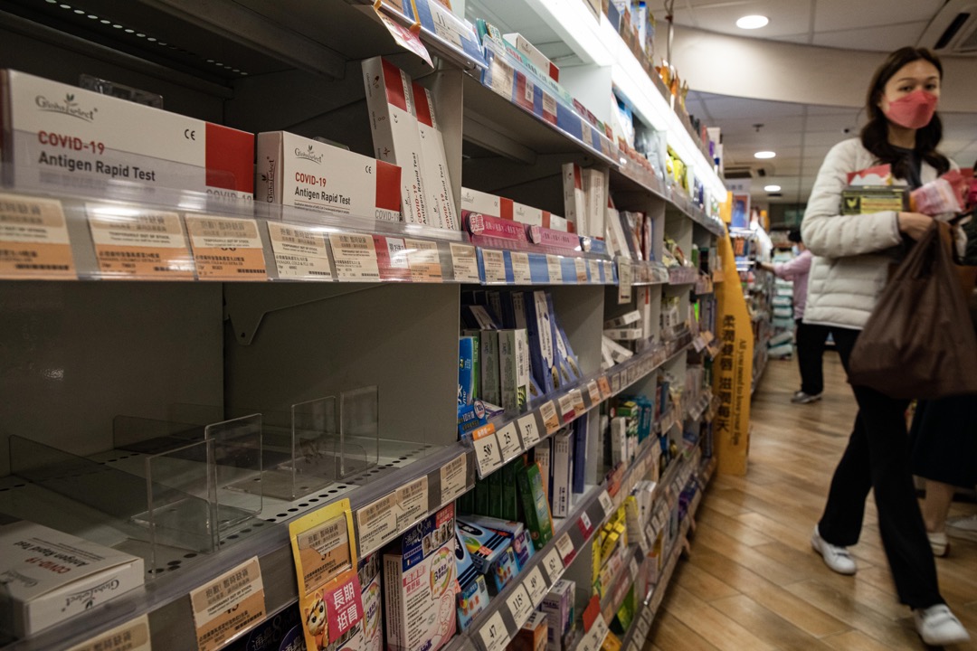 2023年1月5日，香港，北角一家万宁，原本放置必理痛、幸福伤风素的货架上，堆满Covid-19的快测试剂。