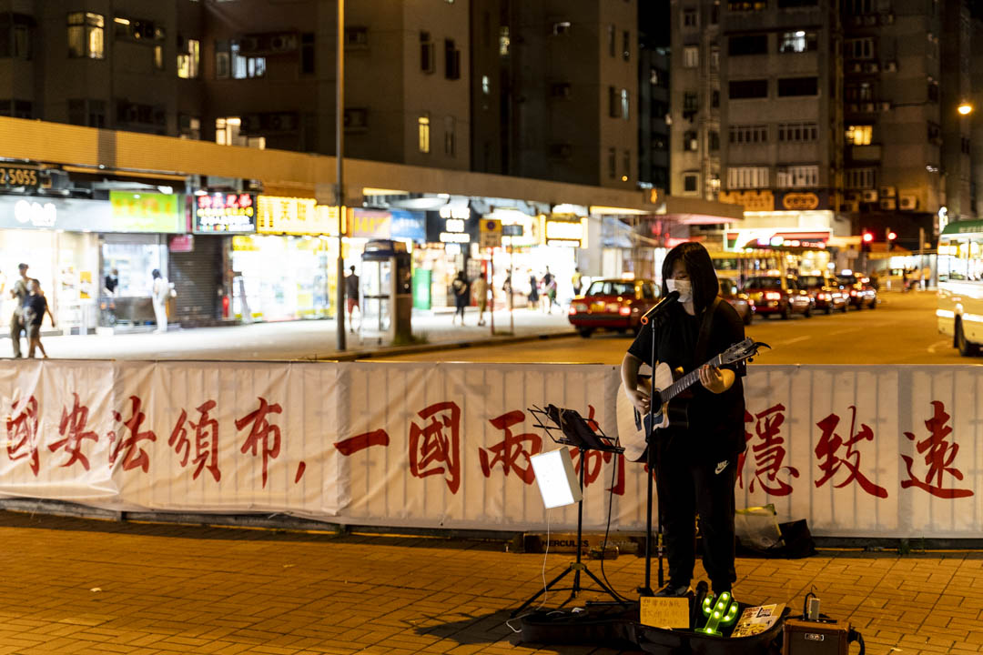 2020年6月30日,香港大圍火車站附近有一幅關於國安法實施的橫額。