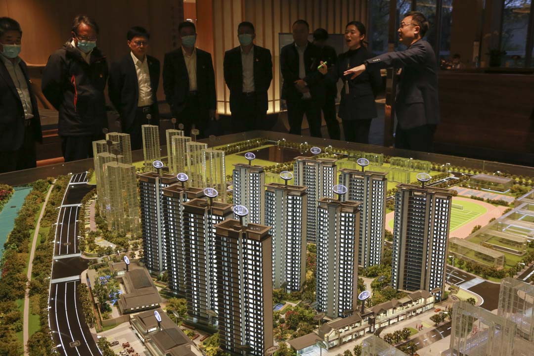 2022年11月23日,中國江蘇省淮安市,市民在房地產銷售辦公室參觀樓盤。
