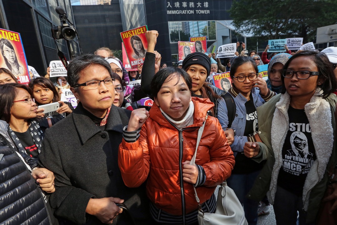 2015年2月10日,香港,虐待印佣Erwiana的雇主被法庭裁定罪成后,Erwiana在外佣组织及支持者陪同下离开湾仔区域法院。