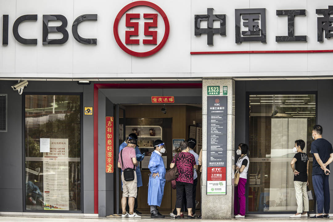 2022年6月20日,中國上海,中國工商銀行 (ICBC) 客戶在分行外排隊。