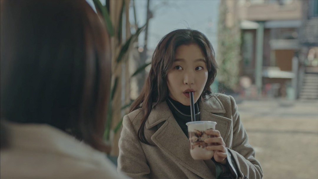 《The King:永遠的君主》的女主角金高銀手持飲料品牌鹿角巷的產品。