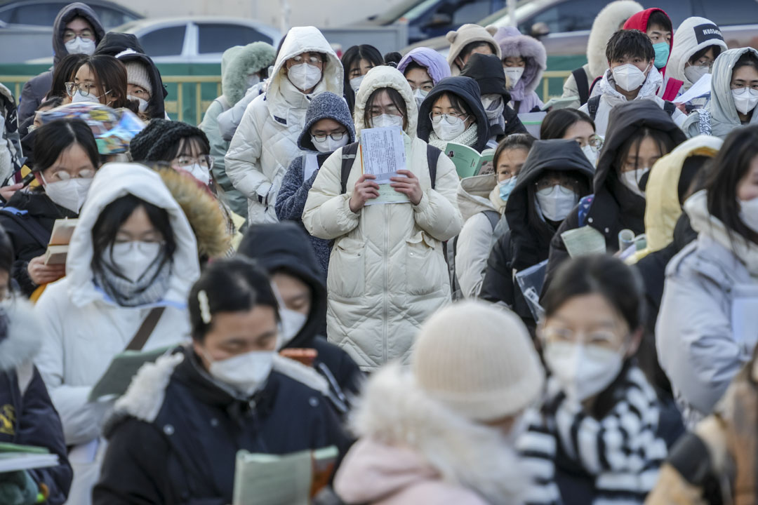 2022年12月24日,2023年全國研究生入學考試考生在中國山東省濟南市排隊進入考點。