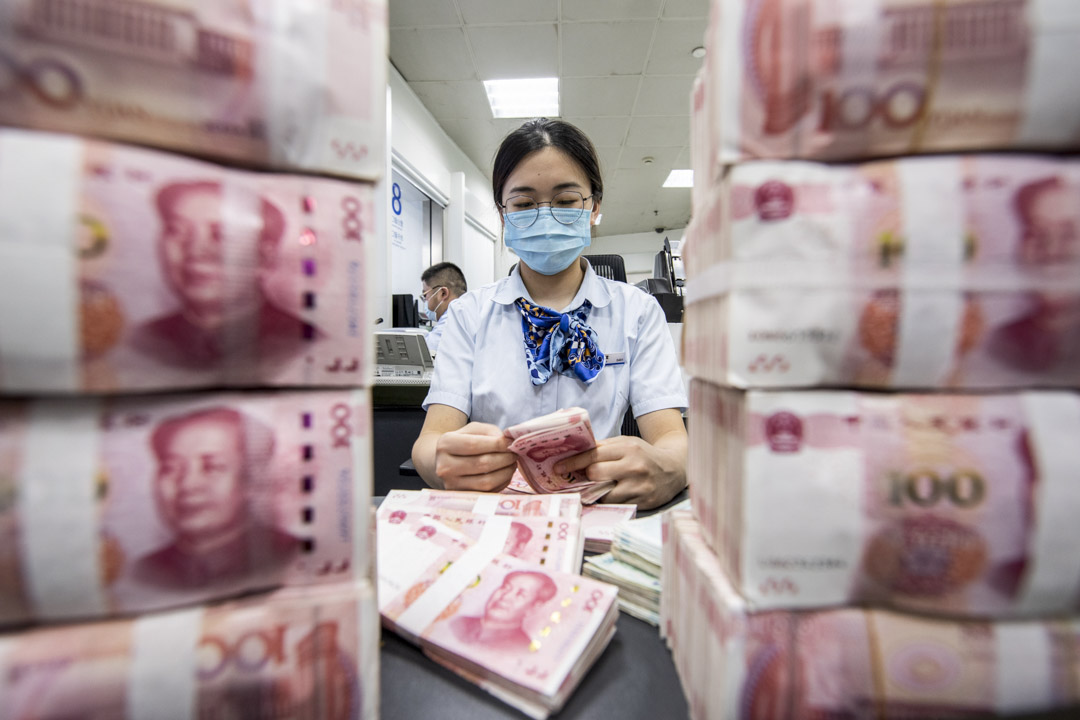 2022年9月14日,中國江蘇的中國建設銀行分行營業部,工作人員清點客戶存放的人民幣現金。