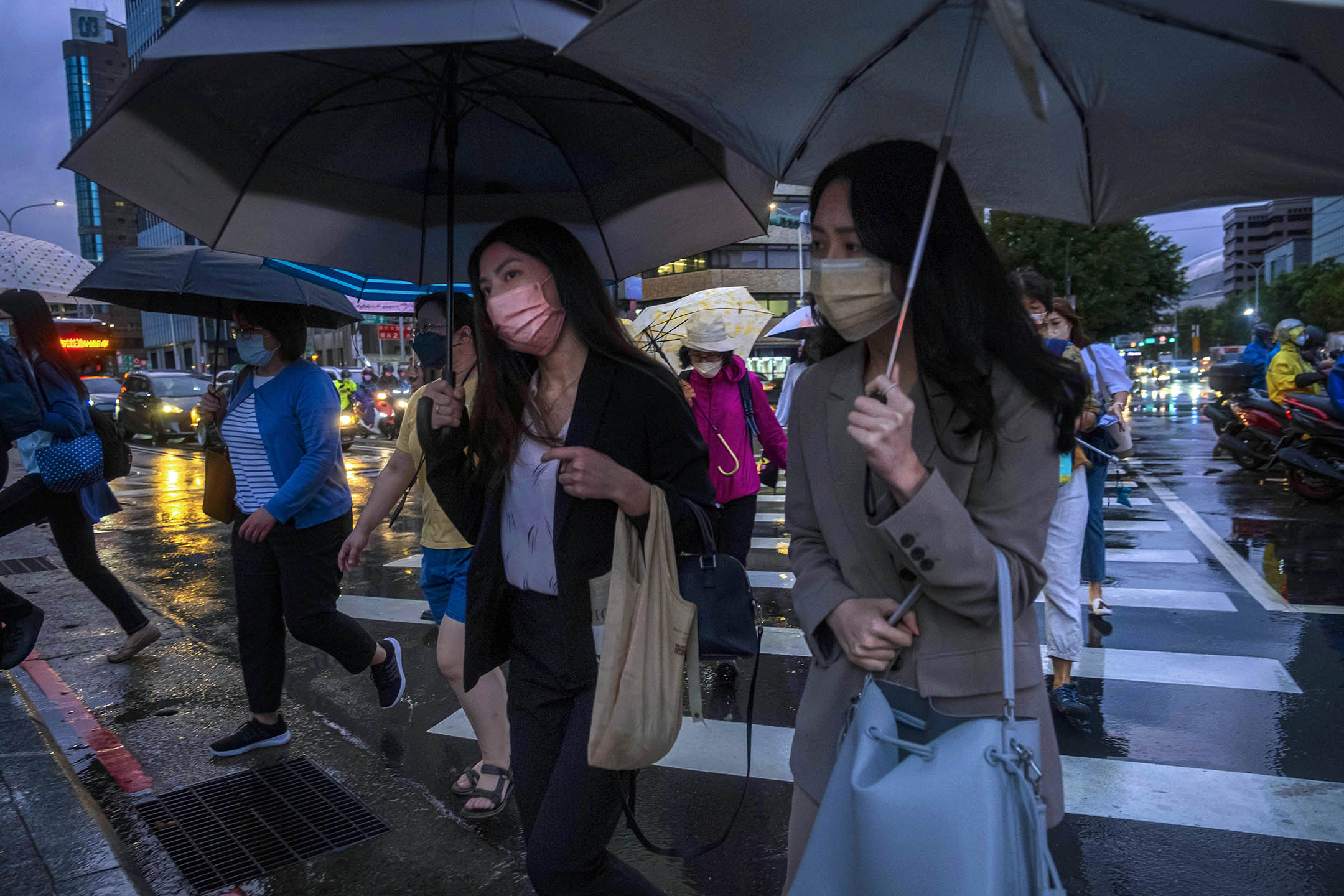 2022年9月3日,台北,市民在台风天横过马路。