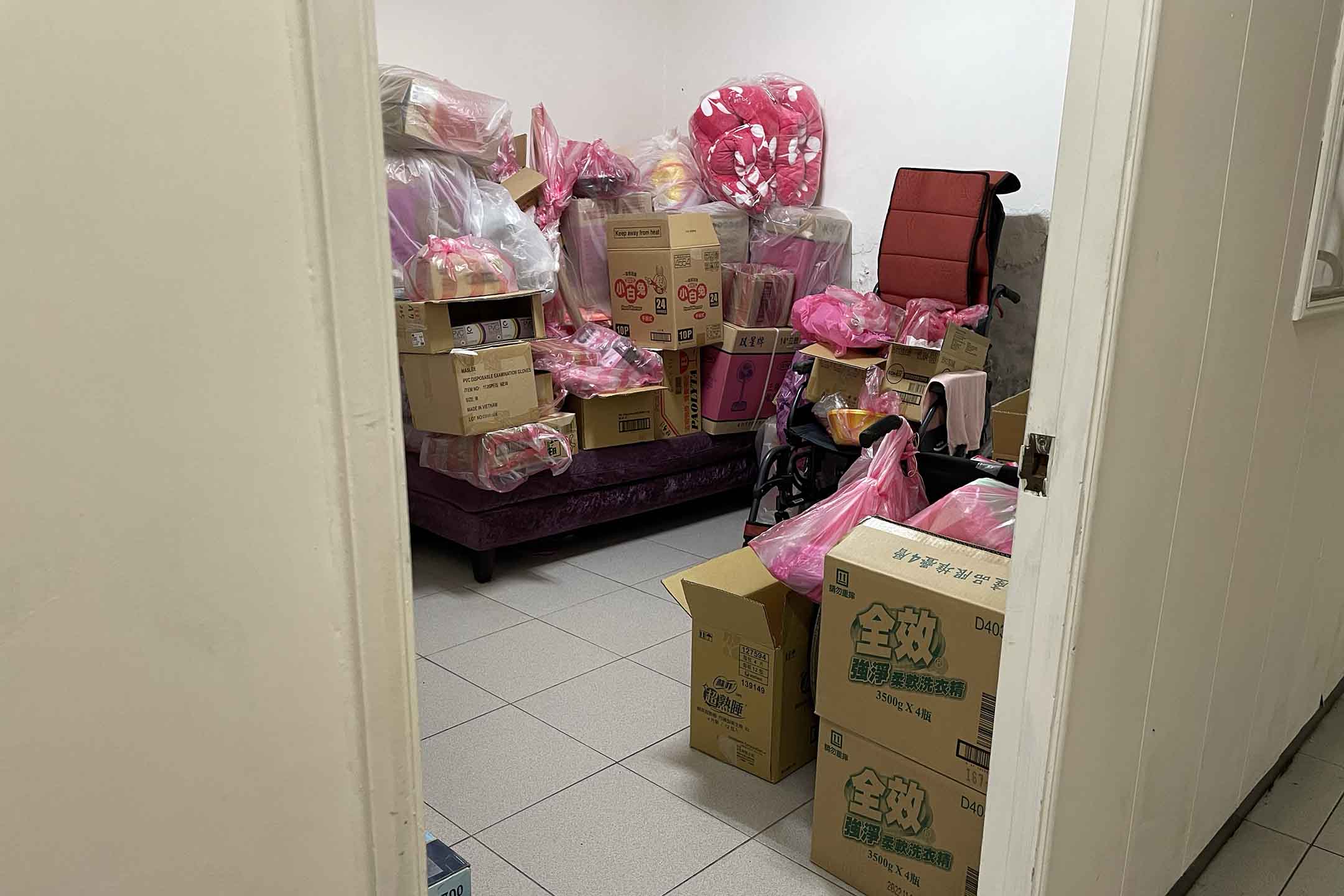 屋內兩房都是儲物間。