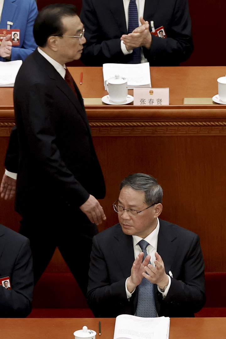 2023年3月5日，中國總理李克強在在全國人大開幕式上發表工作報告後，在政治局常務李強身後走過。