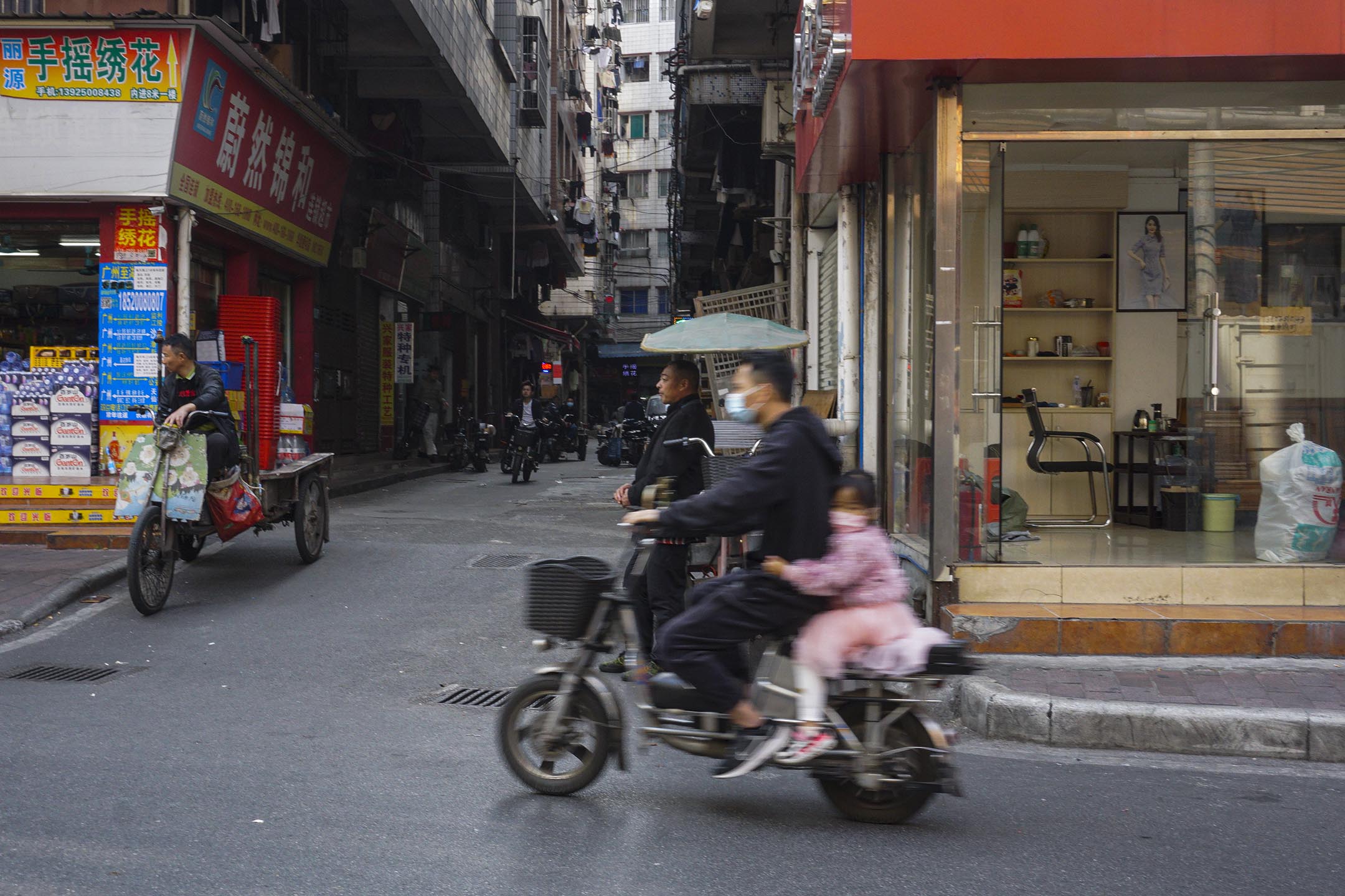 廣州康樂村，一名男子騎著電動車。