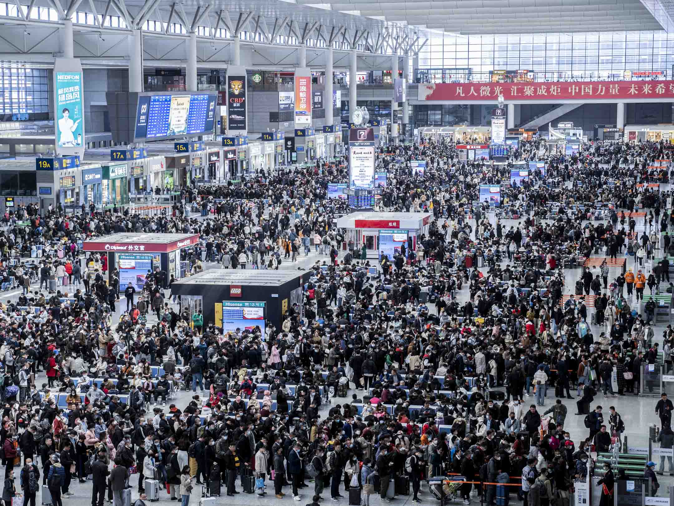 2023年3月16日，上海虹桥高铁站出境大堂的旅客。