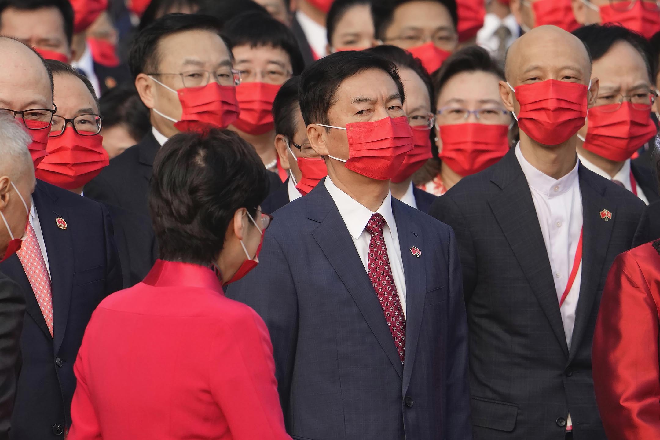 2021年10月1日,香港举行的国庆升旗仪式上,行政长官林郑月娥走过香港中联办主任骆惠宁(中)旁。