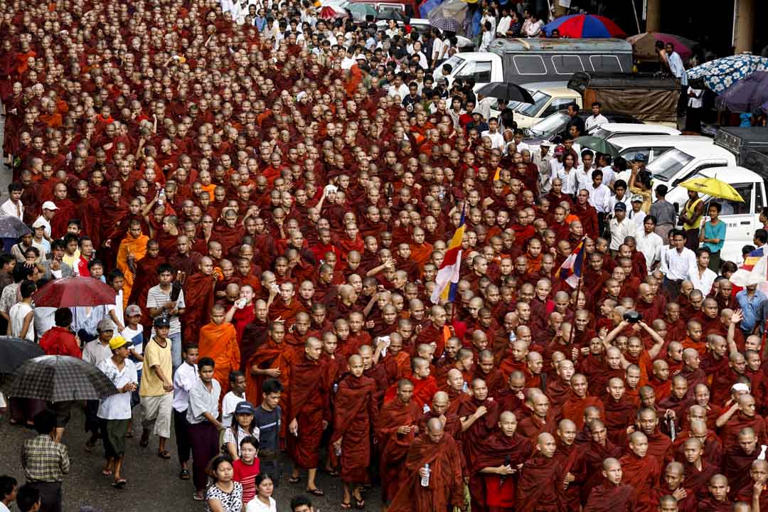 2007年9月24日,緬甸藏紅花革命,超過一萬名僧侶在仰光街頭遊行。