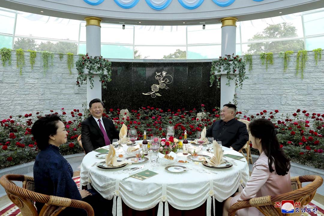 2019年6月21日,中国国家主席习近平与朝鲜领导人金正恩在平壤出席午餐会。