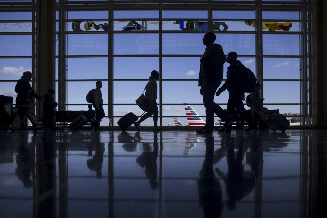 美國弗吉尼亞州阿靈頓的羅納德里根國家機場 (DCA),旅客在候機大堂等待。