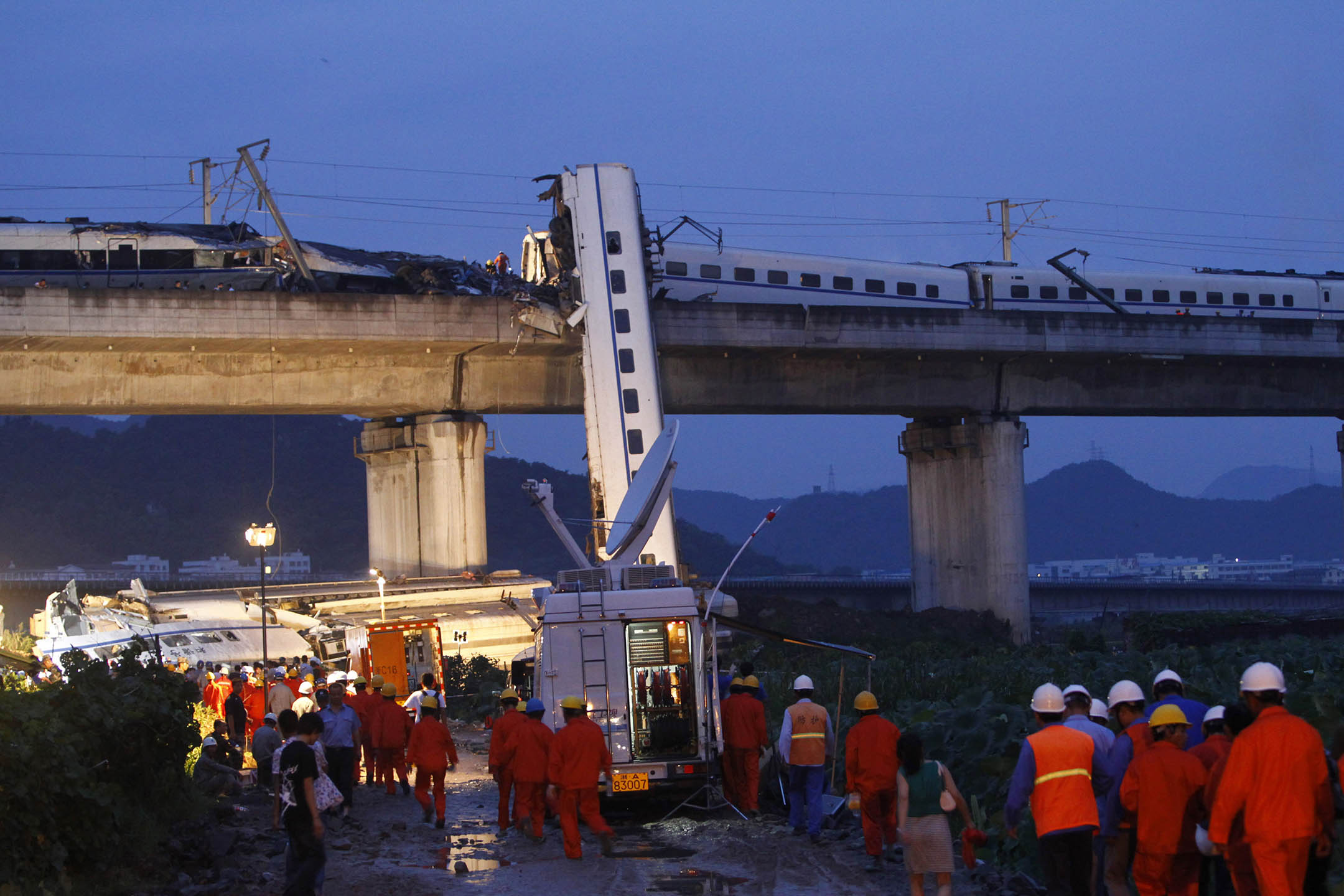 2011年7月24日,浙江省溫州市,一列動車兩節車廂脫軌並從一座橋上墜落,救援人員展開救援行動。