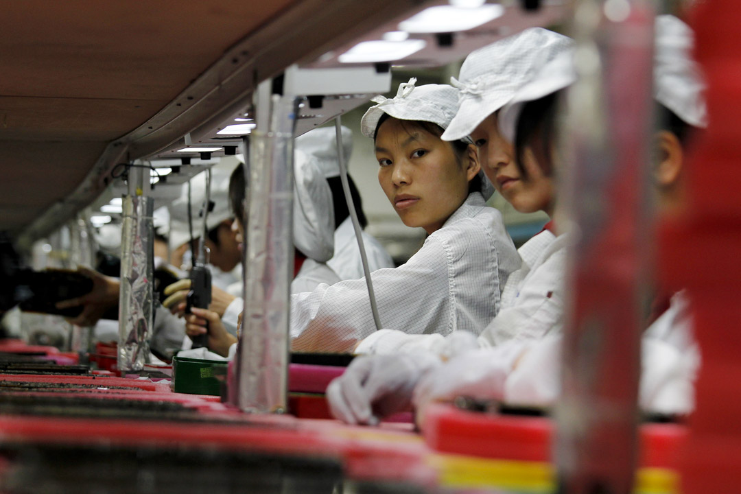 2010年5月26日,中國廣東,蘋果 iPhone 的主要供應商、富士康工廠內的工人們。