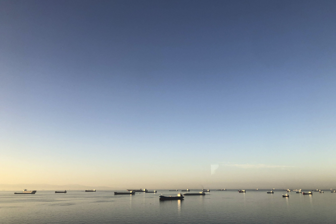 宰廷布尔努(Zeytinburnu)区一片布满船只,如画般静止的马尔马拉海海。