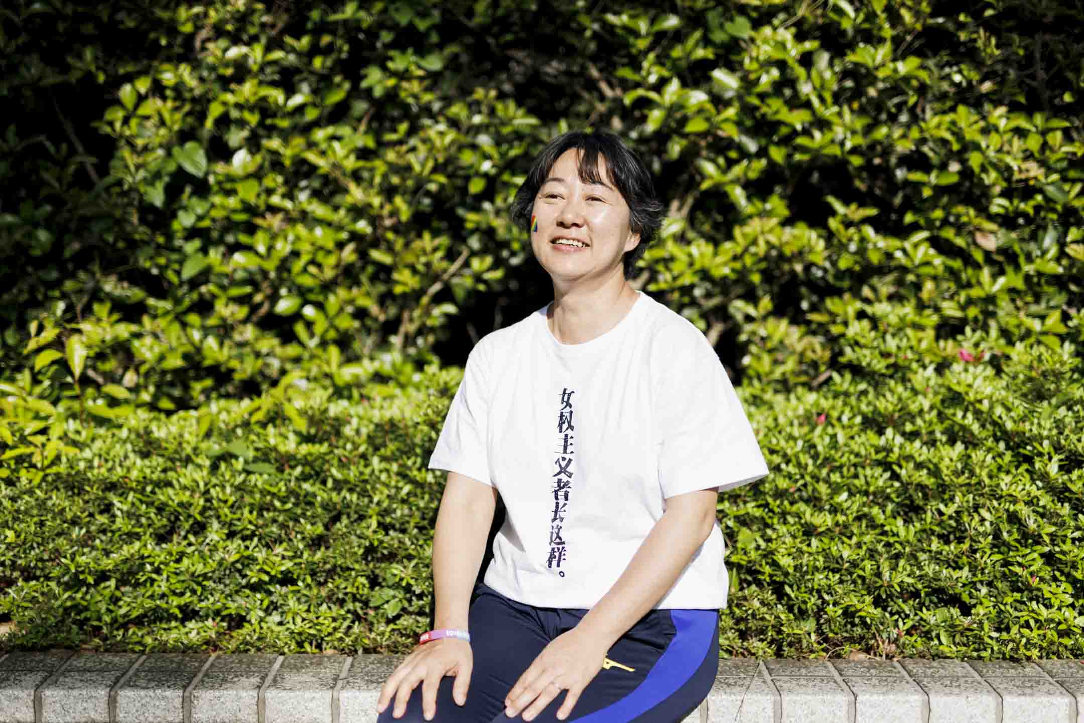 阿古智子在女權有關的場合,都會穿上這件寫著「女權主義者長這樣」的白色T-shirt。攝:Viola Kam/端傳媒