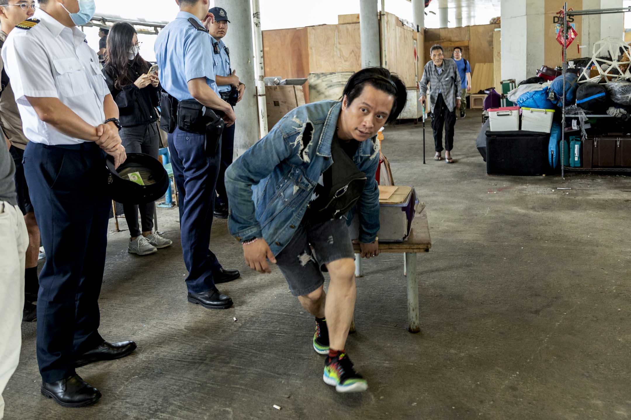 文仔是第一代寄居碼頭的無家者,曾在碼頭之下躉位的邊緣露宿。攝:林振東/端傳媒
