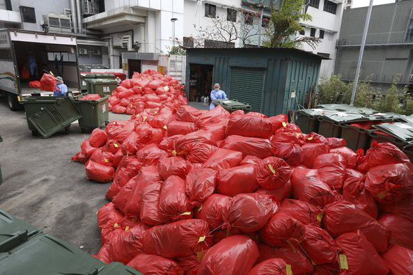 2022年3月6日,香港明爱医院,清洁工人正在运送医疗废物。