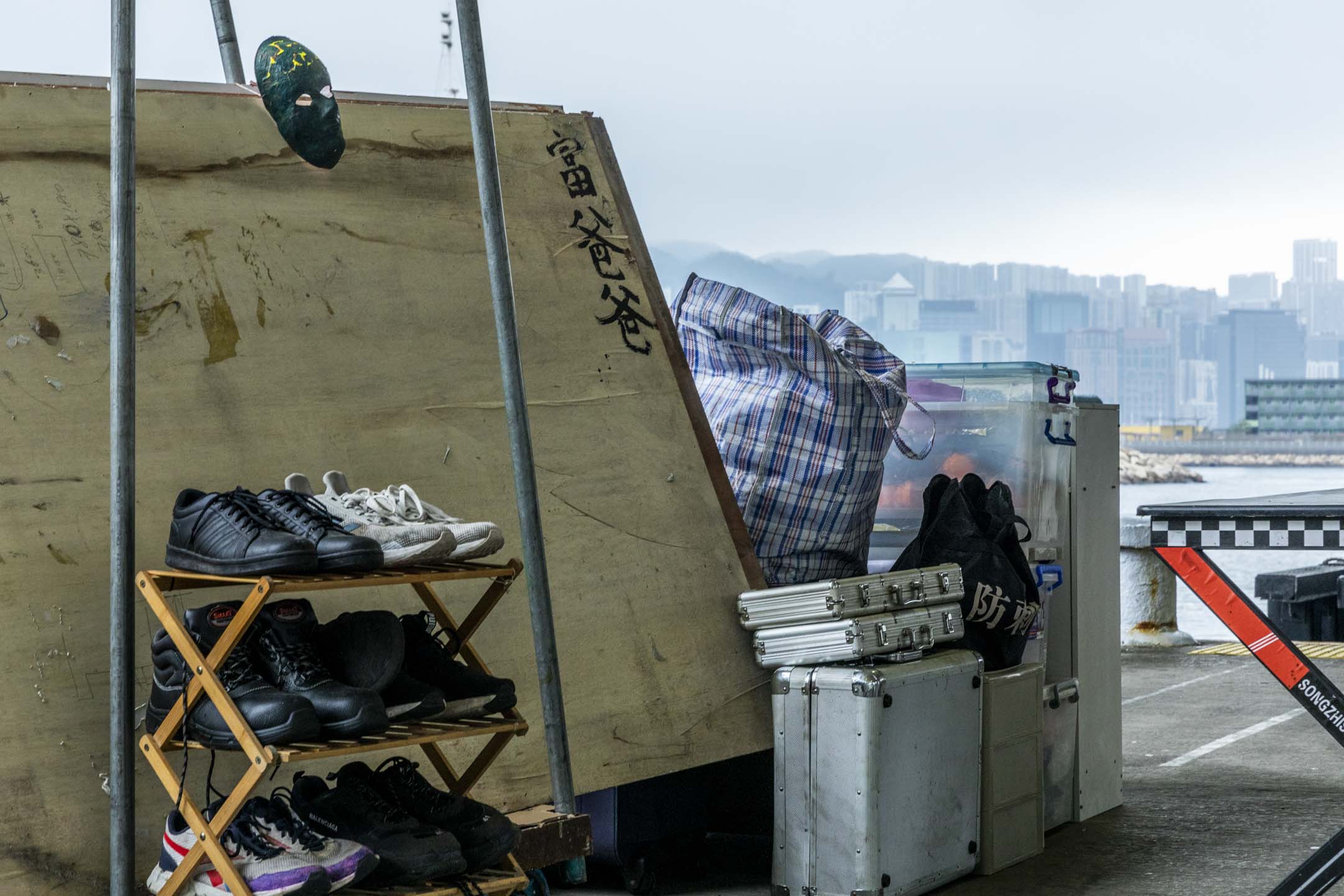 街友要把屋內的物品和傢俬移到碼頭旁的空地。攝:林振東/端傳媒