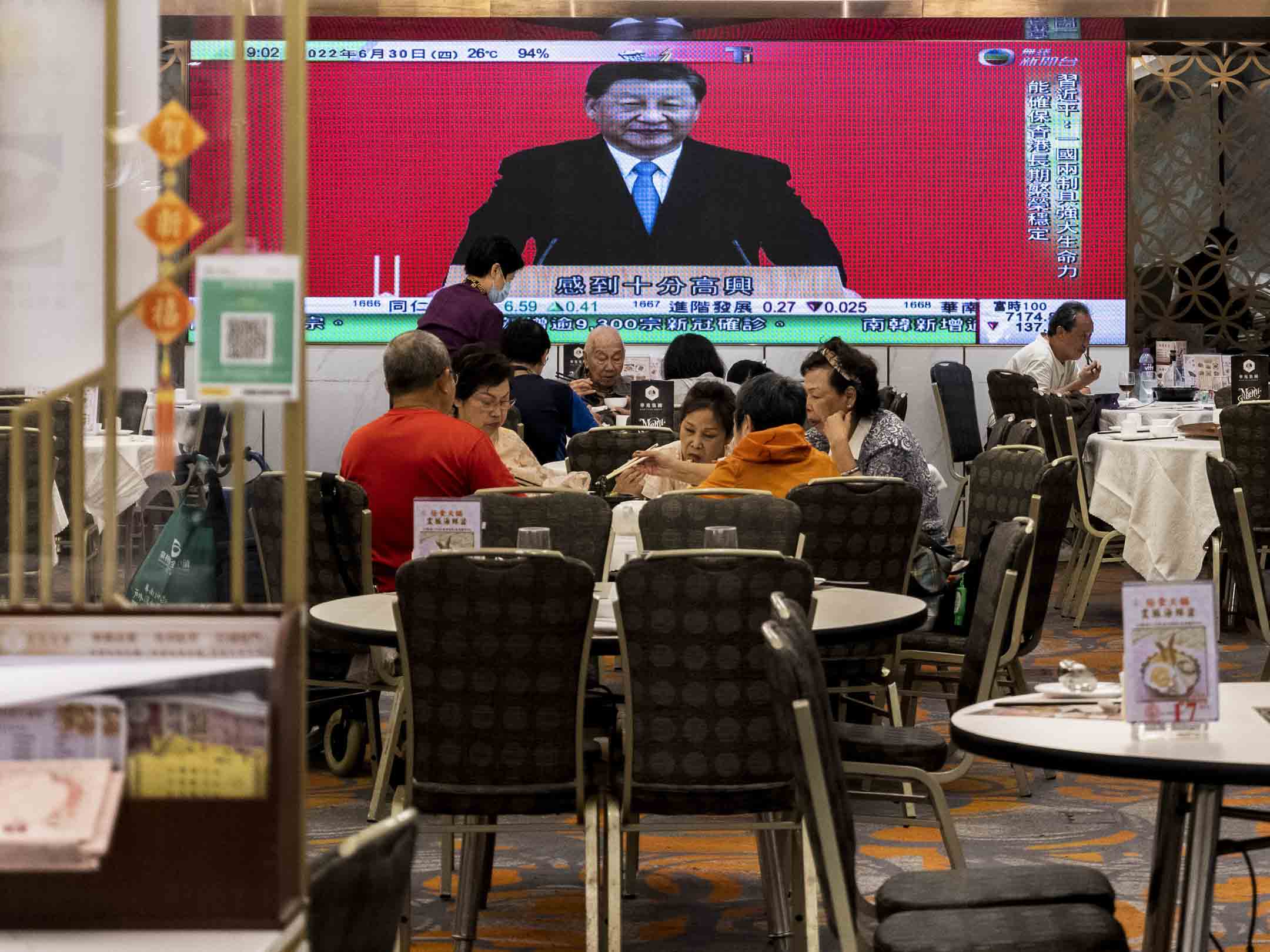 2022年6月30日,国家主席习近平乘高铁抵港,凖备出席新一届港府就职宣誓仪式及视察香港,香港一家酒楼的电视播放有关的新闻片段。摄:林振东/端传媒