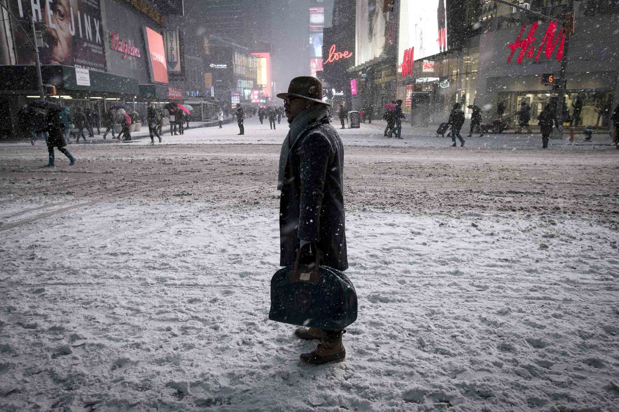 2015年1月26日,纽约时代广场外正落雪中,一名男子站在路中央。摄:Mike Segar/Reuters/达志影像