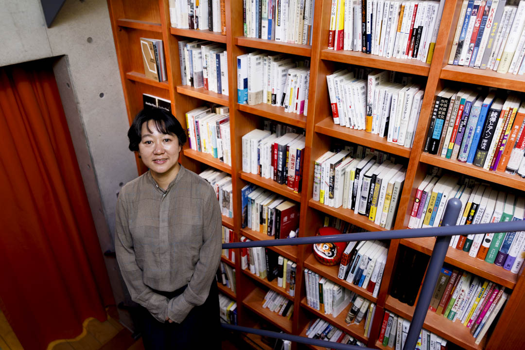 身兼人權活動家、作家、教育者等多種身分的阿古智子。攝:Viola Kam/端傳媒