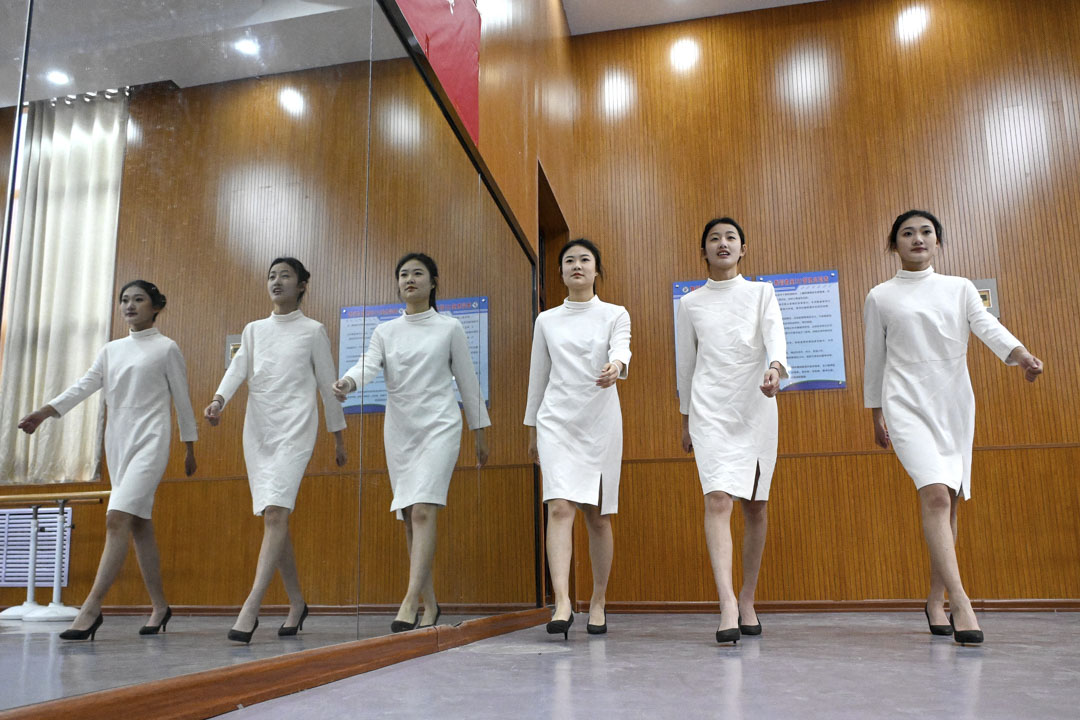2023年2月16日,中国河北省邯郸市一间中专学校,学生们训练他们的步行姿势。摄:CFOTO/Future Publishing via Getty Images