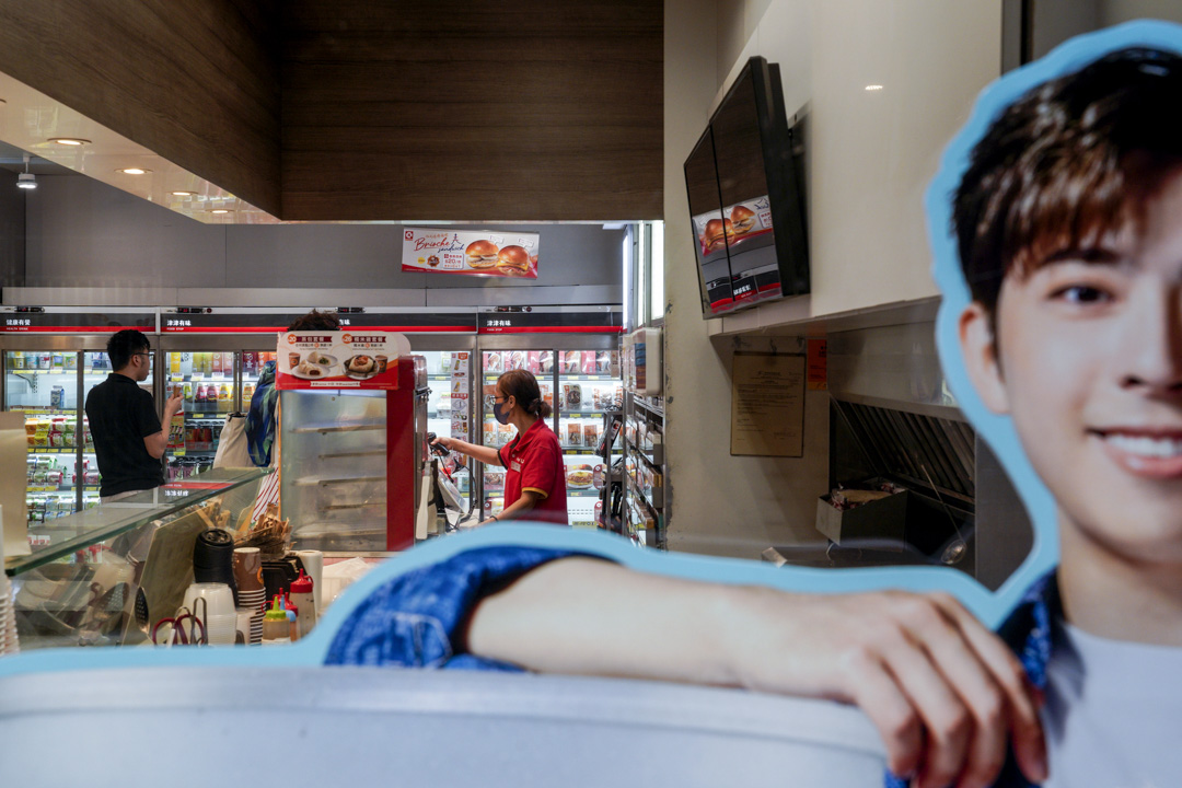 油麻地一間便利店的店員。攝:林振東/端傳媒
