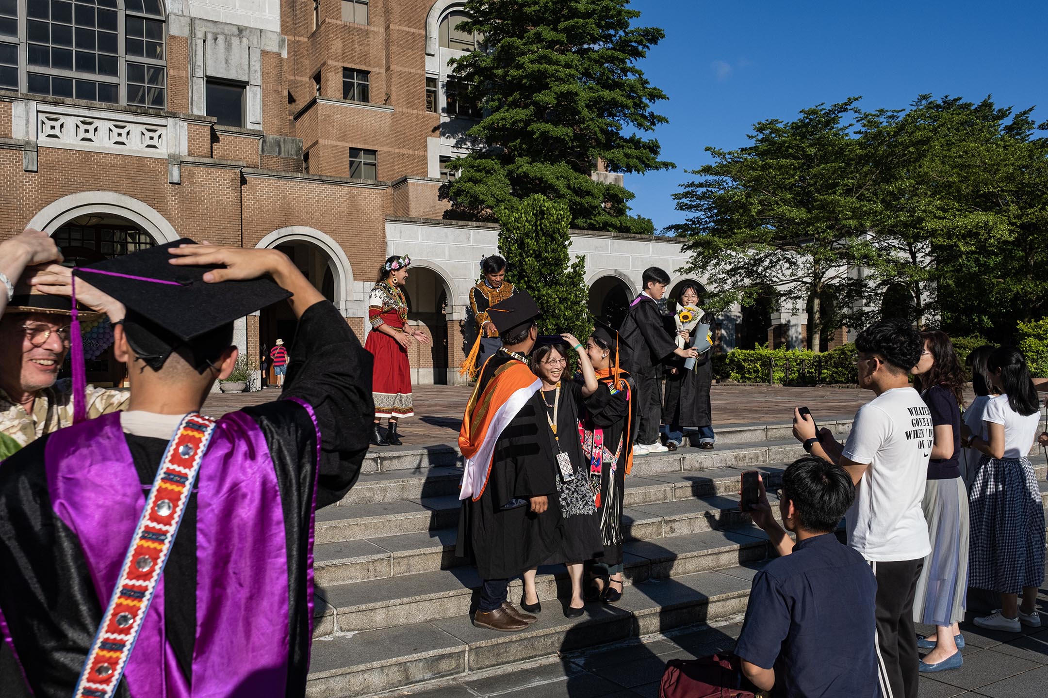 2023年5月28日,国立台湾大学,毕业生在拍摄毕业照。摄:陈焯𪸩/端传媒