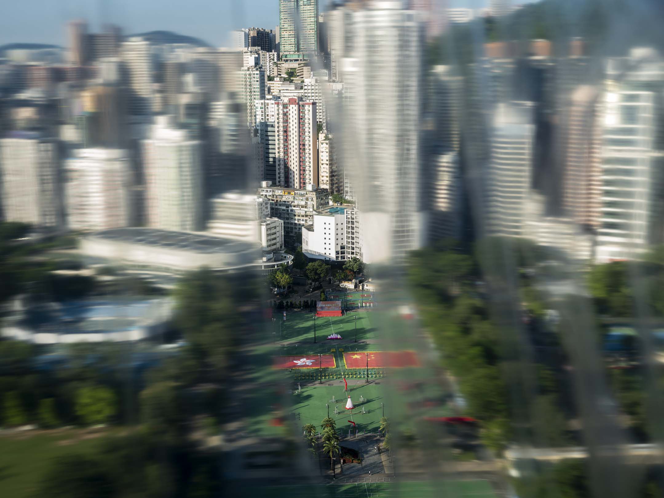 2022年6月28日,2022年6月28日,香港维多利亚公园有巨型国旗与特区区旗的装饰。摄:林振东/端传媒