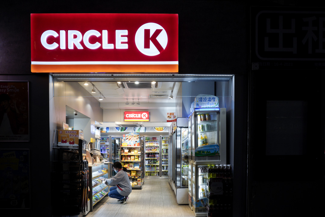 旺角一間便利店的店員。攝:林振東/端傳媒