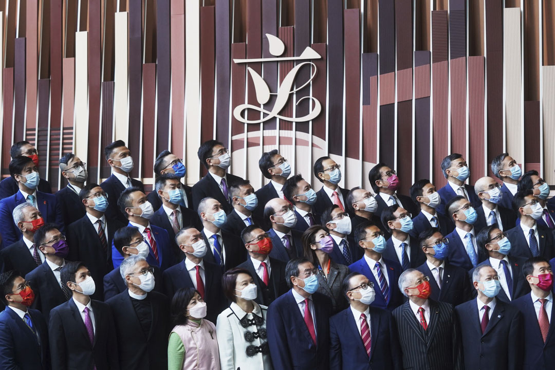 2022年1月3日,新当选的立法会议员在金钟立法会大楼举行立法会宣誓仪式后合照。
