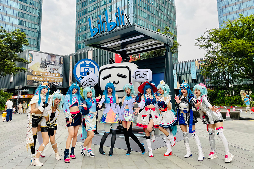 2021年6月25日,上海,嗶哩嗶哩成立12週年,角色扮演在嗶哩嗶哩的總部前合照留念。攝:VCG/VCG via Getty Images