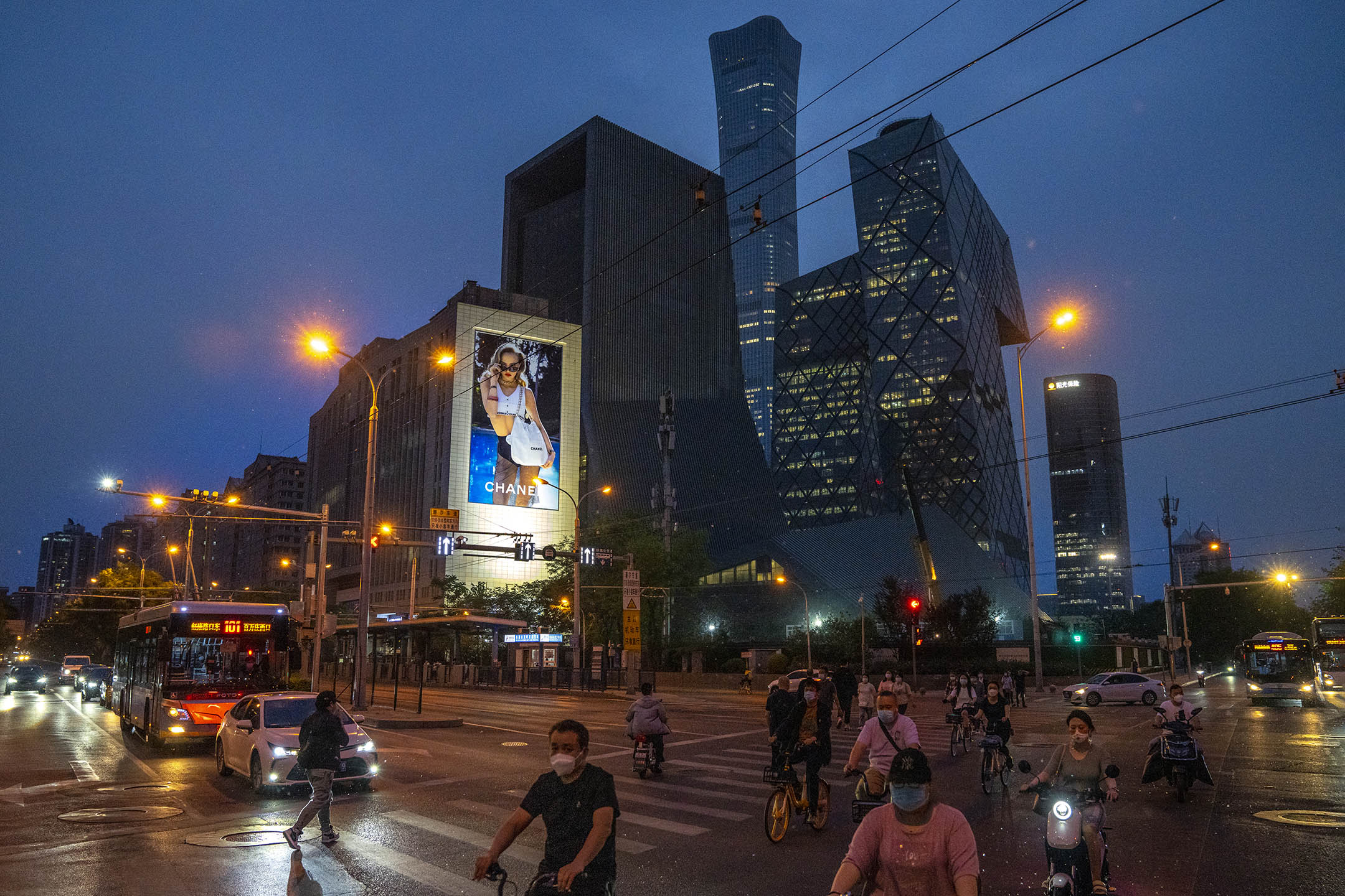 2022年5月5日,北京,人們橫過馬路。攝:Andrea Verdelli/Getty Images