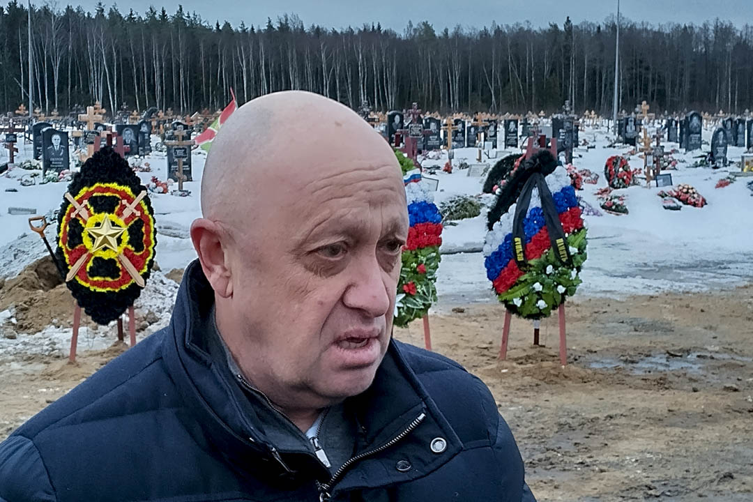 2022年12月24日,瓦格納僱傭軍首領普里戈任(Yevgeniy Prigozhin)在俄羅斯聖彼得堡郊外的公墓參加瓦格納集團的葬禮。攝:AP/達志影像