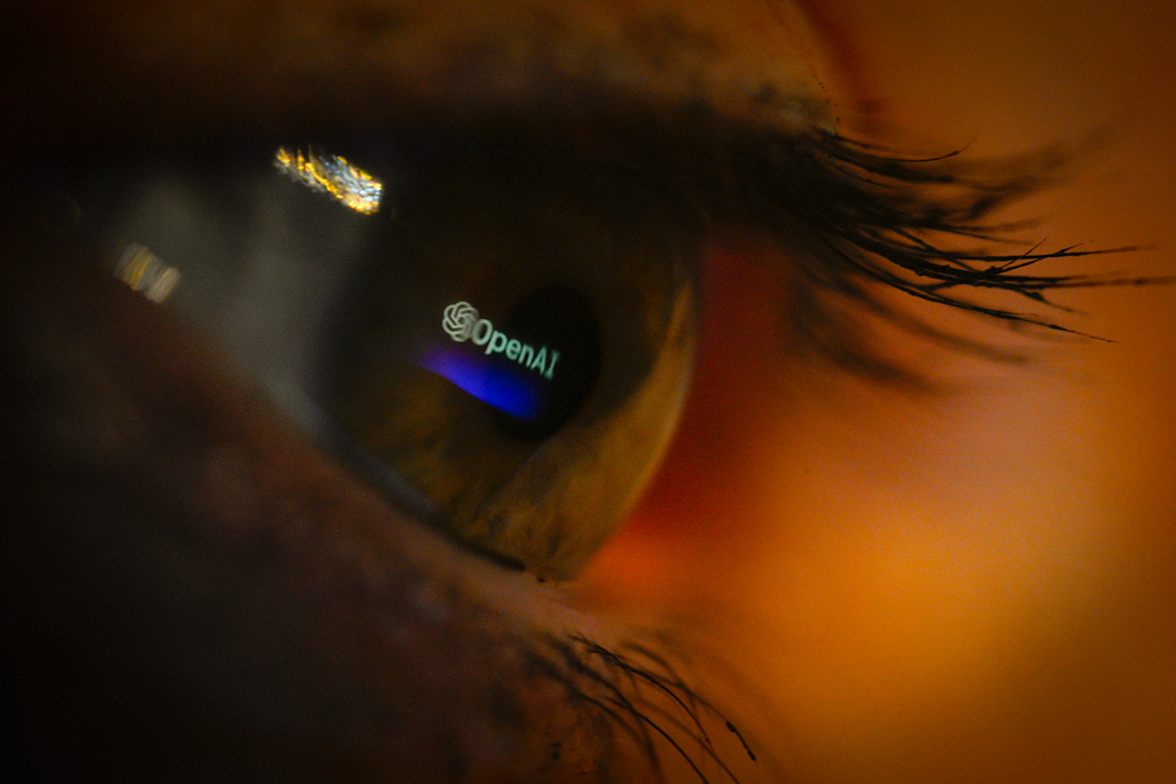 一隻眼球裡映出了 OpenAI 標誌。攝:Jaap Arriens/NurPhoto via Getty Images