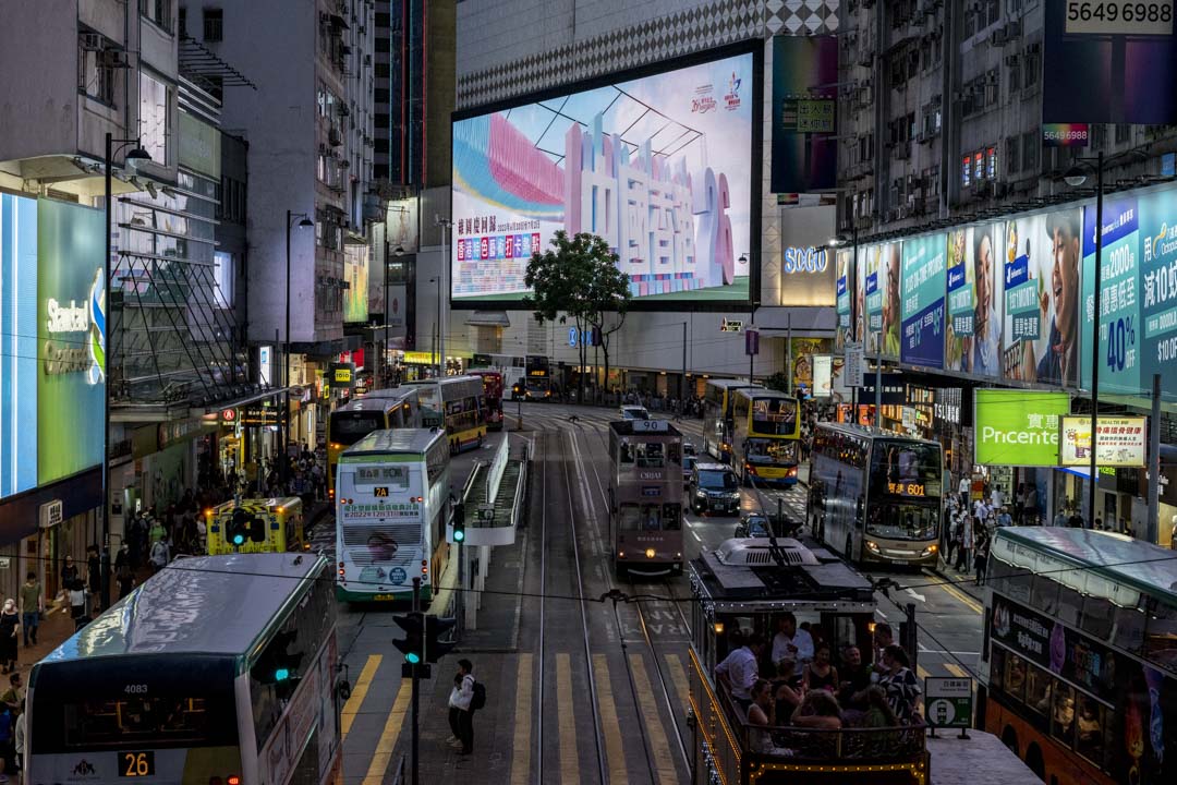 2023年6月29日,铜锣湾SOGO大电视播放庆回归广告。摄:林振东/端传媒