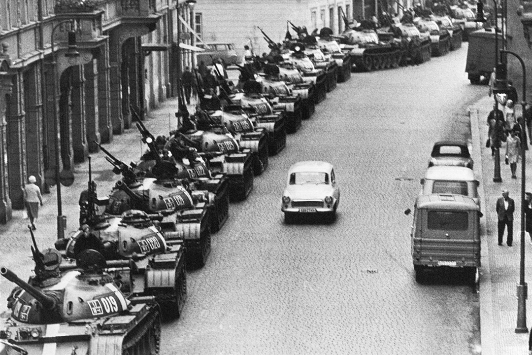 1968年8月27日,捷克斯洛伐克首都布拉格,苏联坦克在街道上排行。摄:Bettmann/Getty Images