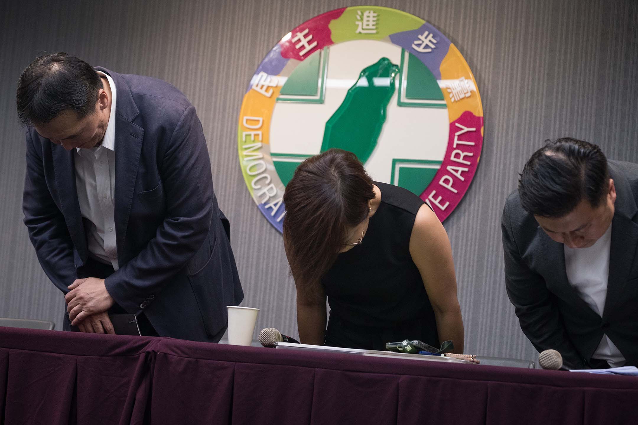 2023年6月2日,民进党中央党部,民进党就性骚扰事件召开记者会,(左起)民进党秘书长许立明、性平部主任李晏榕、发言人张志豪致歉。摄:唐佐欣/端传媒