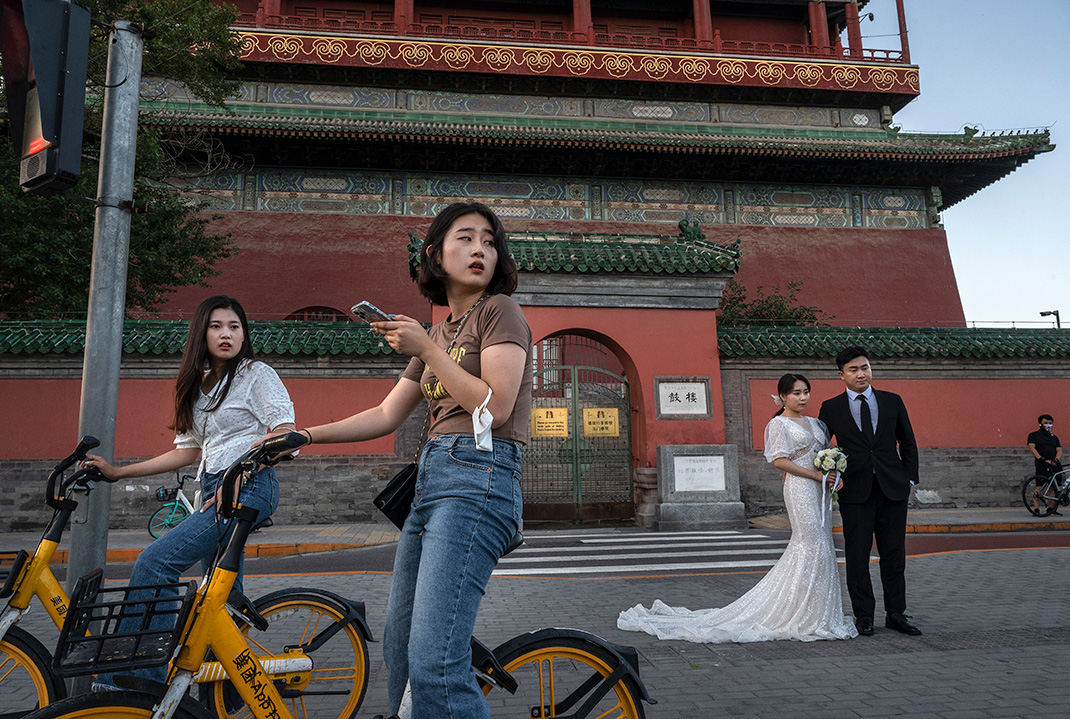 北京一雙正在拍攝婚紗照的情侶。攝:Kevin Frayer/Getty Images
