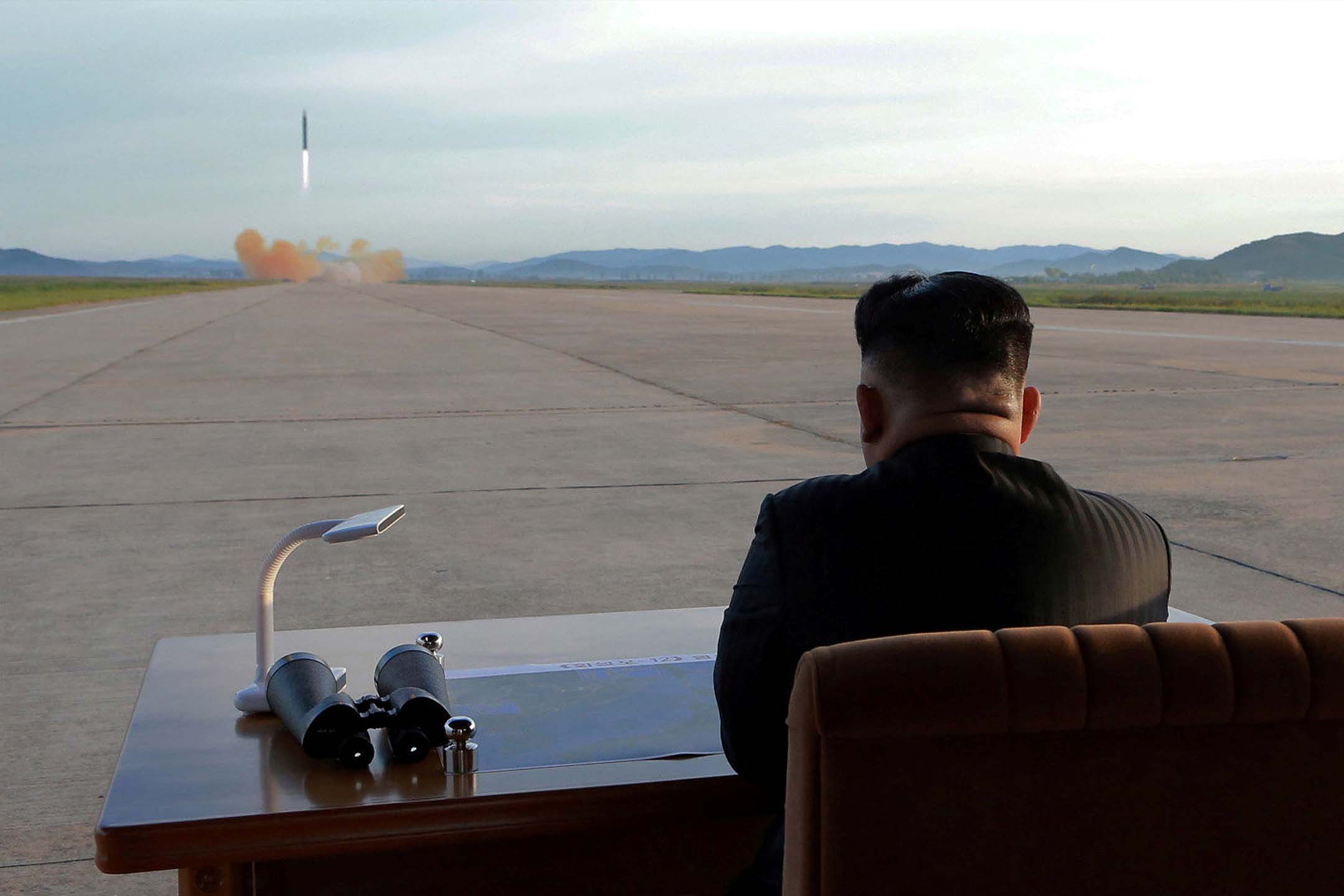 2017年9月16日,北韓領導人金正恩在觀看導彈發射。攝:KCNA via Reuters/達志影像