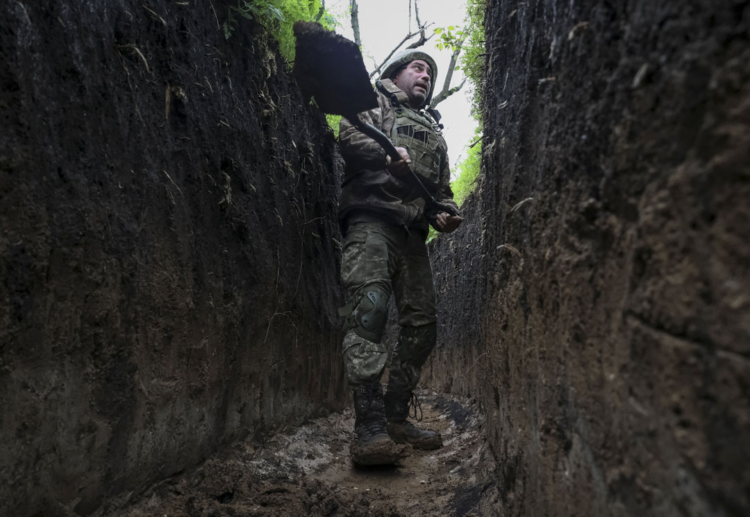 2023年4月28日,烏克蘭頓涅茨克地區,一名 44 歲的烏克蘭軍人 Oleksandr 在前線清理戰壕底部的泥漿,這是俄羅斯對烏克蘭的襲擊。攝:Sofiia Gatilova/Reuters/達志影像