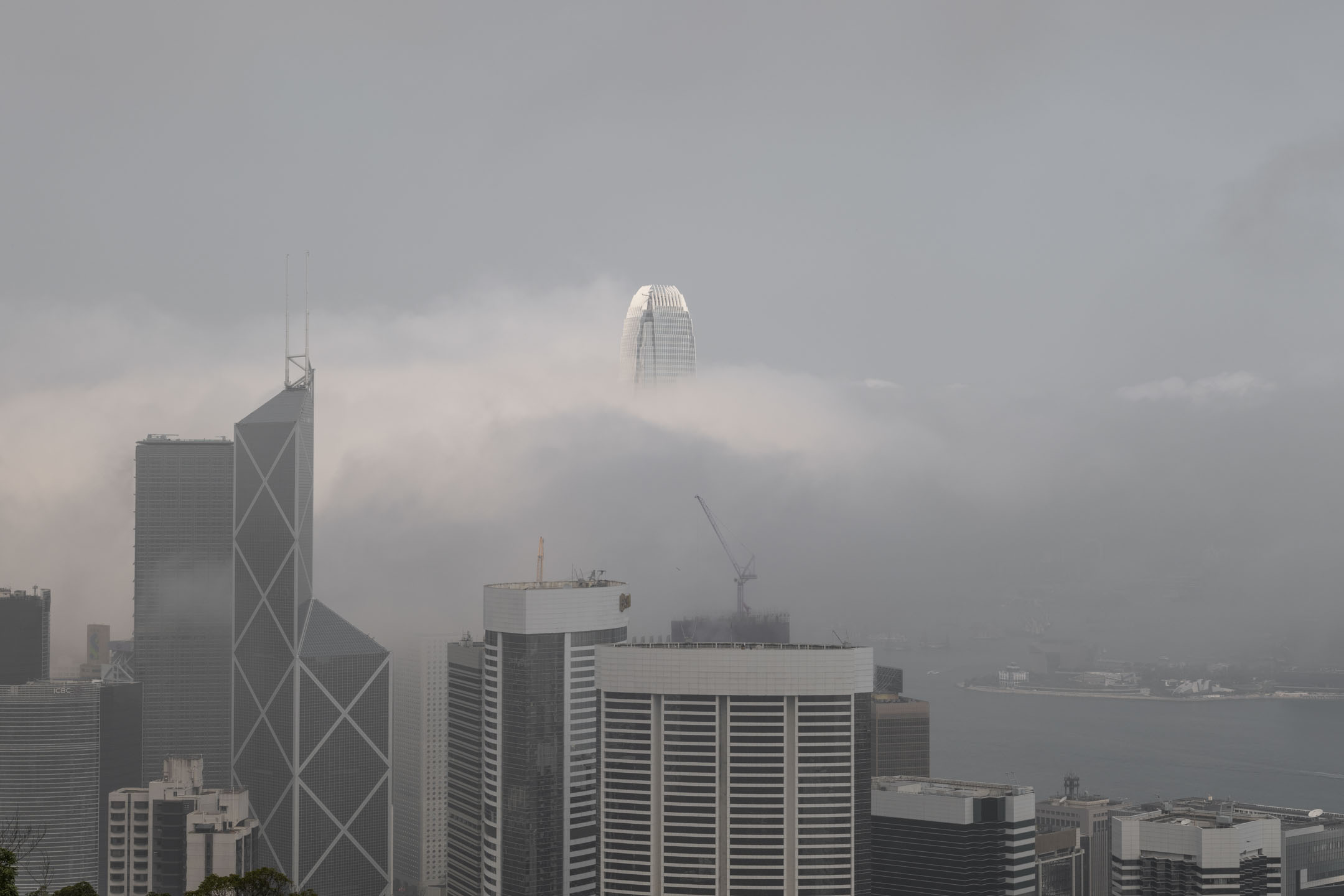 2023年,香港被大霧籠罩。攝:林振東/端傳媒