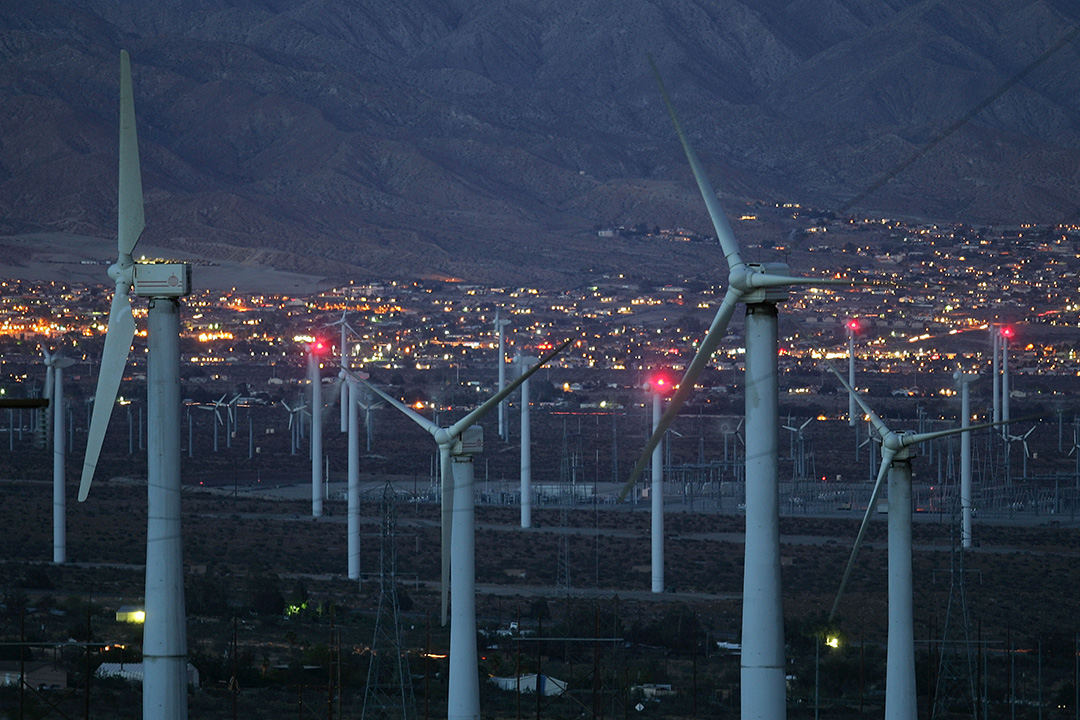 2008年5月13日,美國,多部風力發電機為後面的民居提供可持續能源。攝:David McNew/Getty Images
