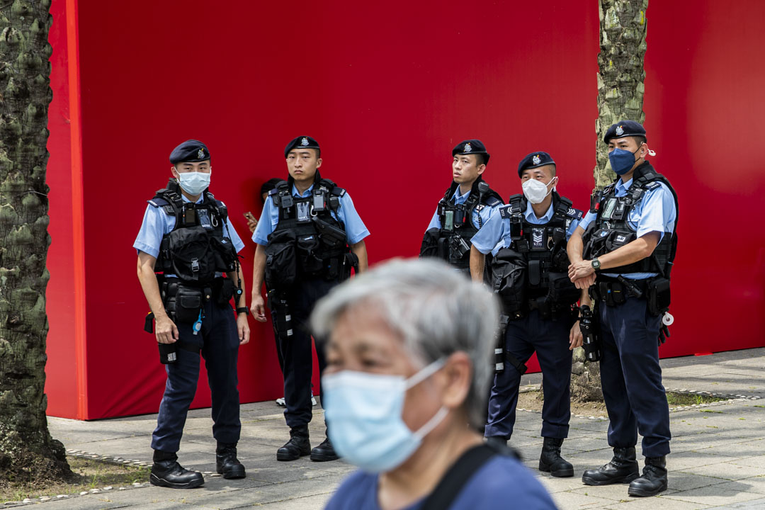 2023年6月3日,警察在家乡市集嘉年华驻守。摄:林振东/端传媒